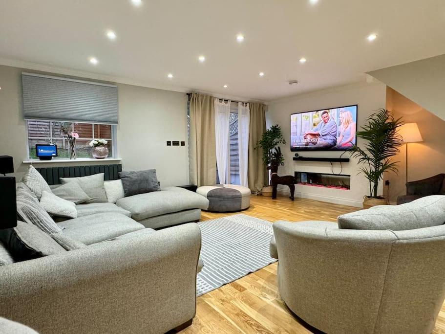 Entire House With A Large Lounge Villa Leverstock Green Luaran gambar