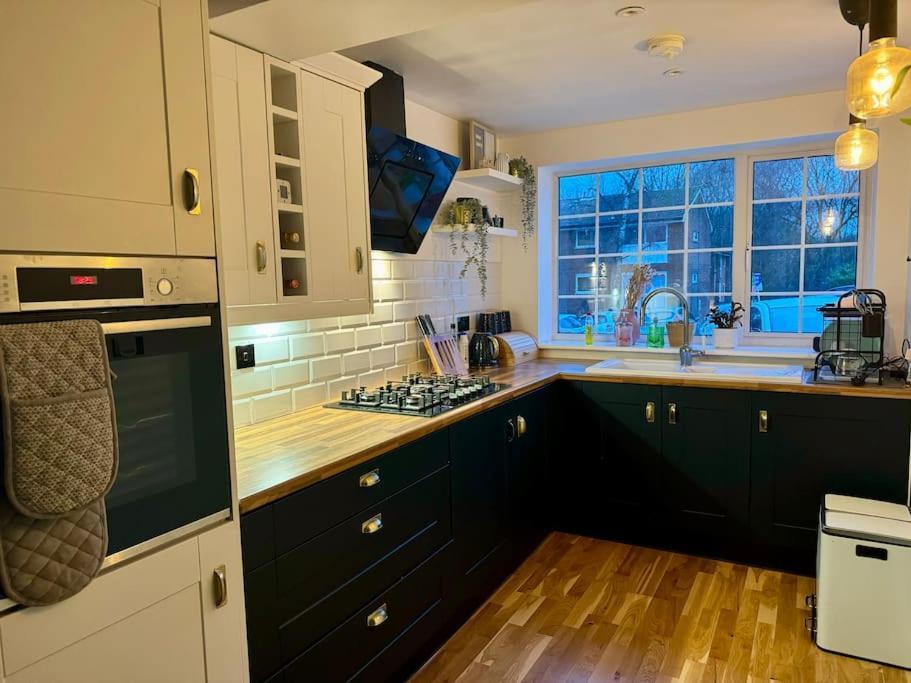 Entire House With A Large Lounge Villa Leverstock Green Luaran gambar