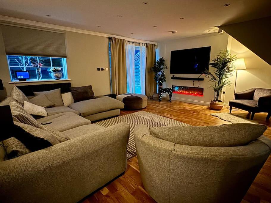 Entire House With A Large Lounge Villa Leverstock Green Luaran gambar